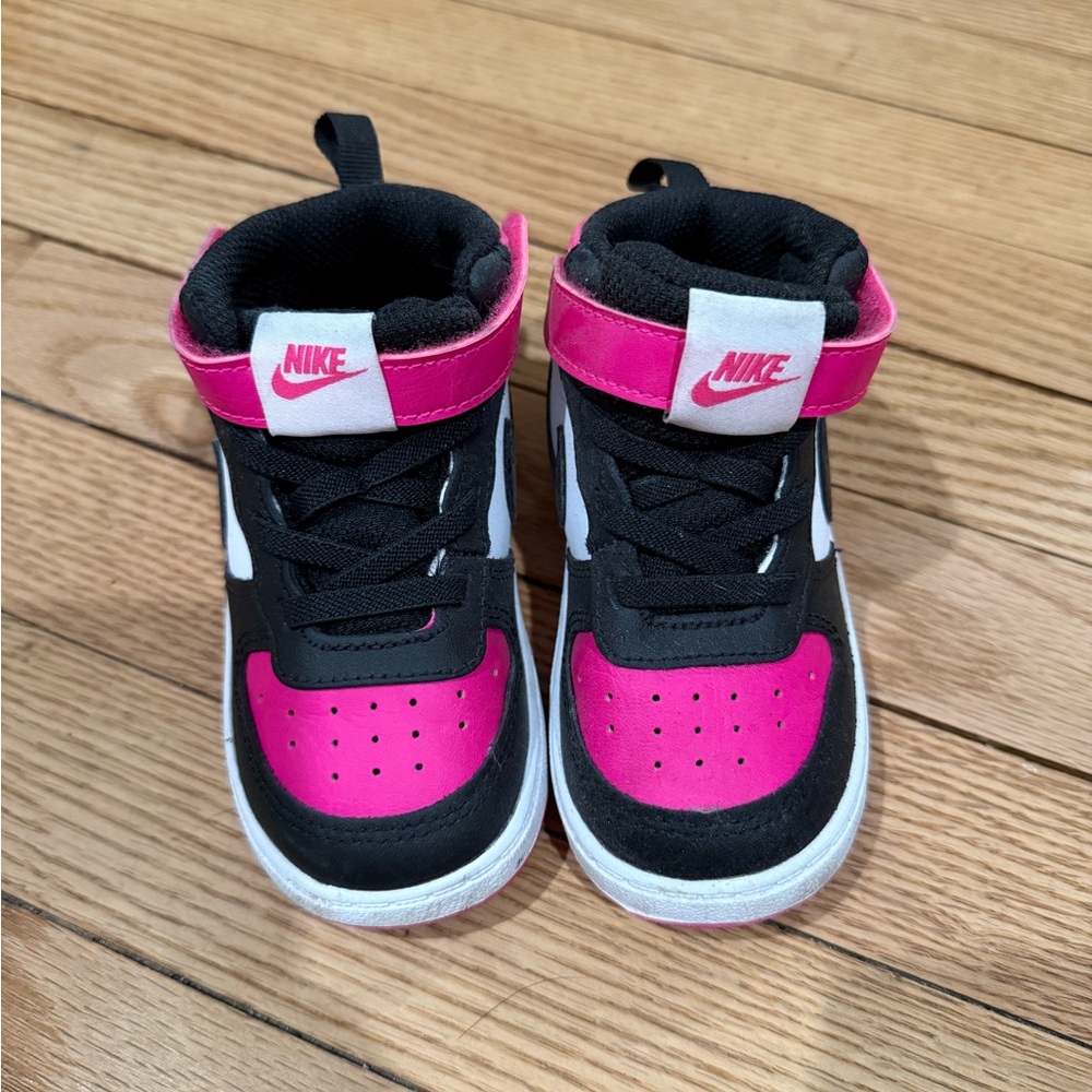 Nike Kids Sneakers with Vibrant Pink Soles